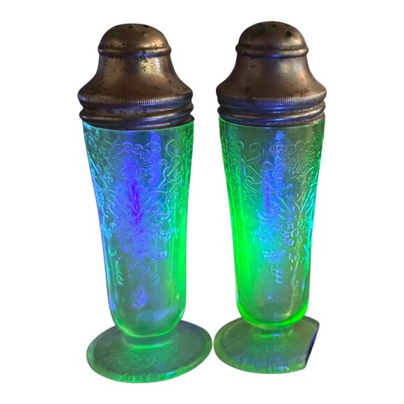 Vintage 1930s Hazel Atlas Royal Lace Uranium Green 4" Salt Pepper Shaker Pair - Picture 6 of 12